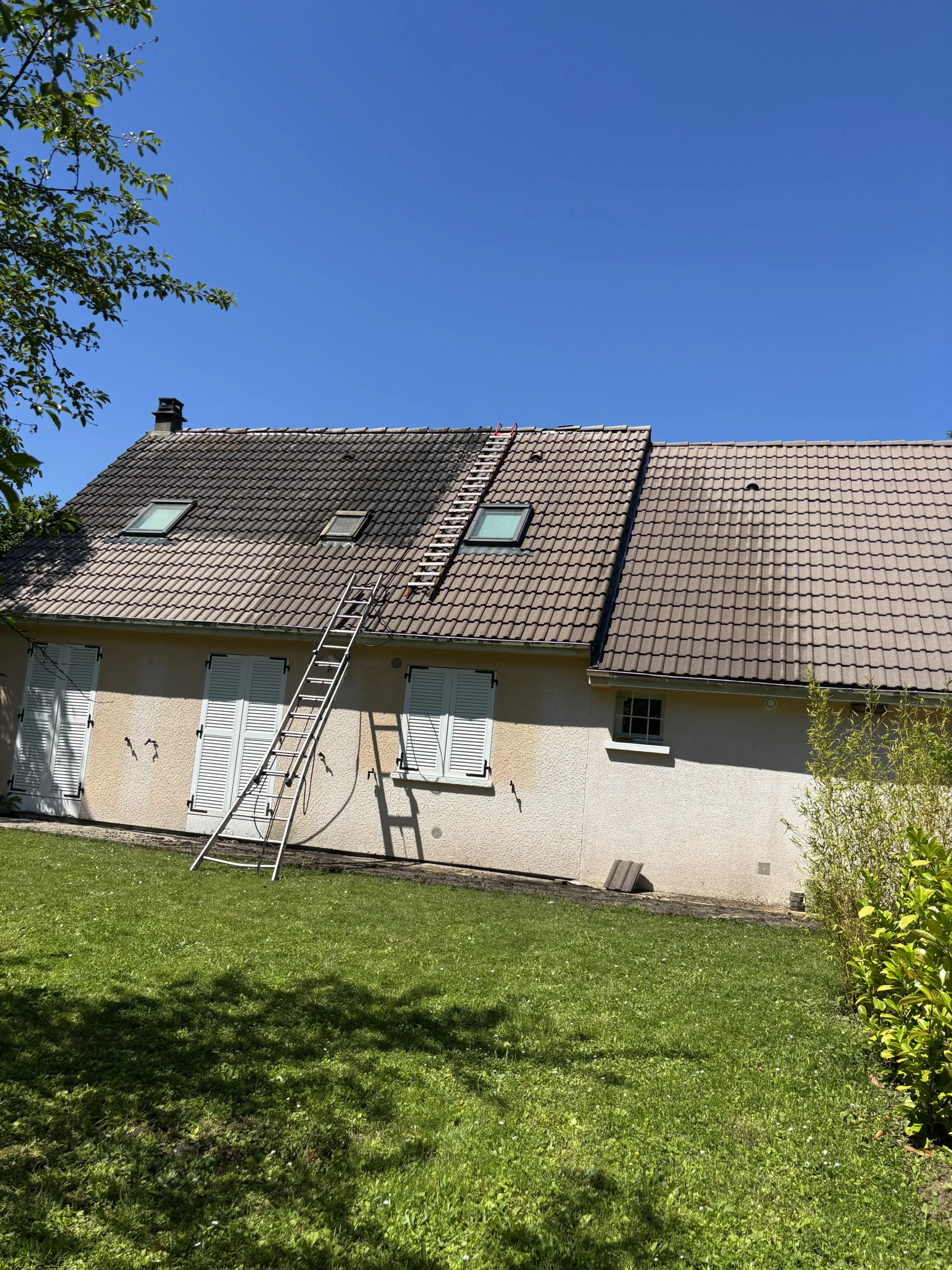 Travaux sur le toit et peinture au niveau du mur